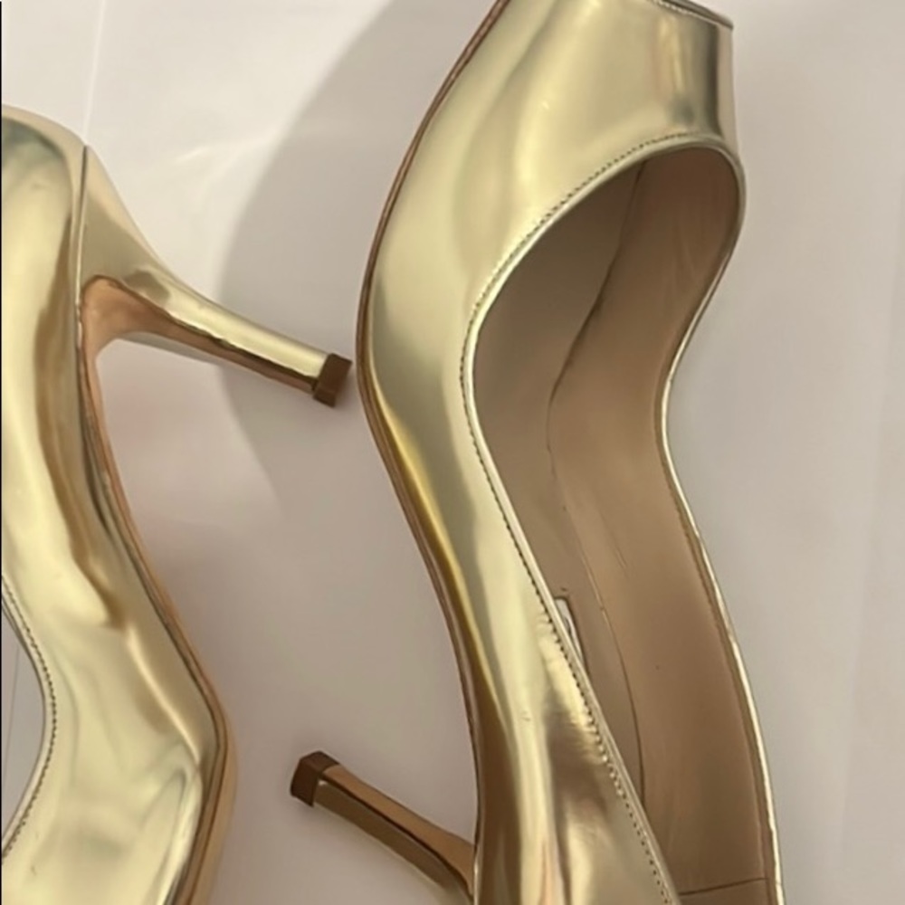 Gold heels slightly used - Picture 2 of 3